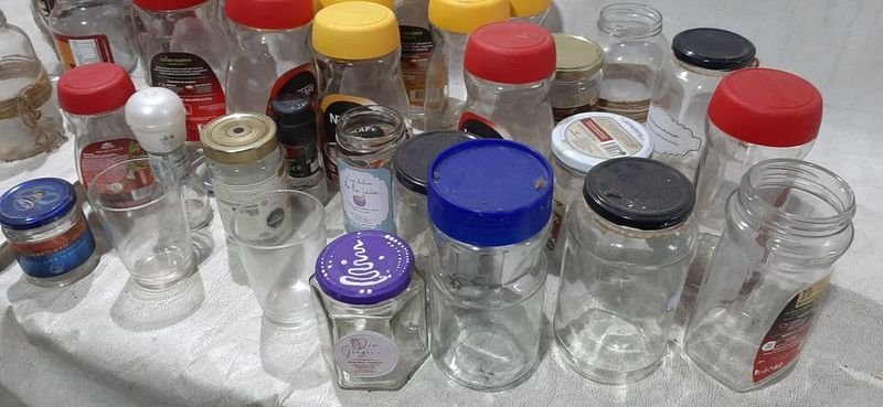 Colección de frascos de vidrio con tapas y etiquetas - imagen 2