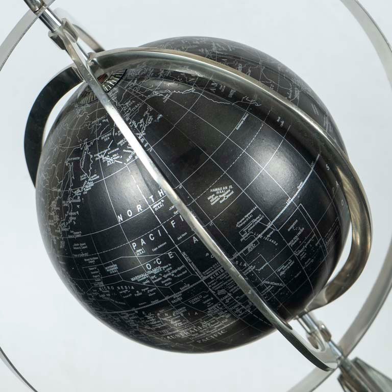 Globo terraqueo de metal con flecha - imagen 2