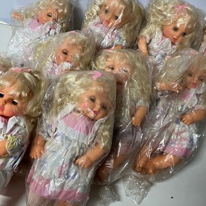 Lote de 24 Muñecas Rubias con Ropita Estampada - imagen 4