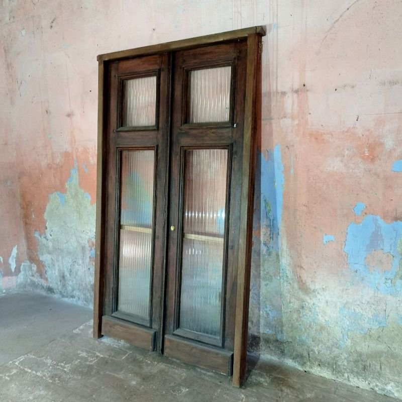 Puerta antigua de dos hojas vidriadas con marco, falleba y cerrojo - imagen 4