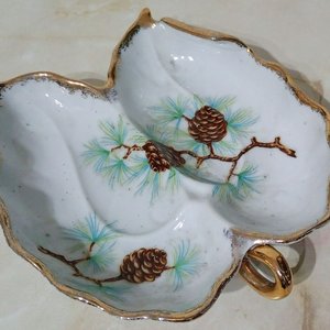 Plato Decorativo Hoja de Cerámica Ucagco con Piñas y Bordes Dorados - imagen 2