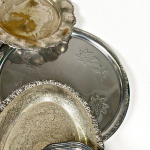 Lote de 9 Bandejas y Centros de Mesa Metálicos con Diseños Repujados - imagen 5