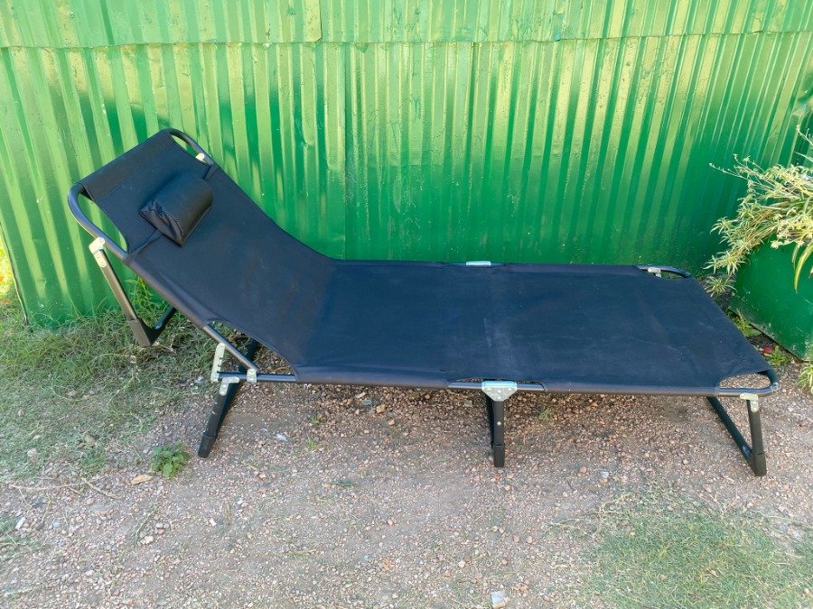 Catre plegable para camping con estructura metálica y asiento textil