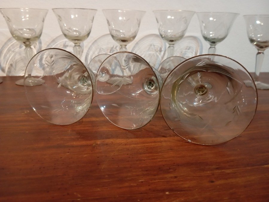 Colección de copas de vino claras con detalles decorativos - imagen 7
