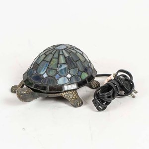 Lote siguiente: Velador Tortuga Tiffany de Metal y Vidrio Multicolor