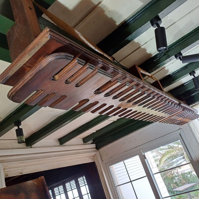 Lote siguiente: Copero de madera con 58 copas, diseño antiguo
