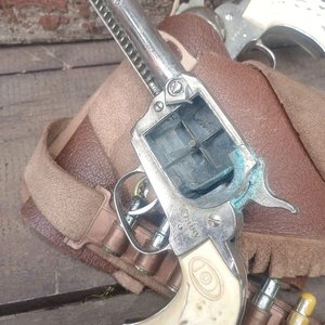 Pistolas de Juguete Estilo Vaquero Daisy con Cartuchera de Cuero - imagen 3