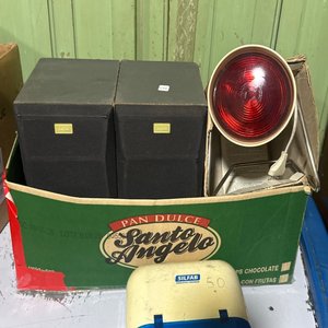 Lote siguiente: Lámpara y Parlantes Vintage