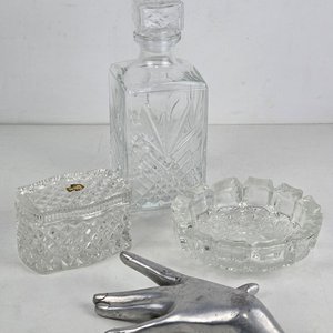 Lote anterior: Set de 3 piezas de cristal: bombonera, cenicero y decantador