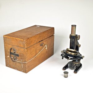Microscopio Antiguo Carl Zeiss Göttingen Metal y Bronce con Accesorios y Caja de Madera - imagen 1