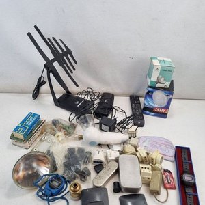 Lote Variado de Accesorios Electrónicos y del Hogar: Antena, Controles, Lámparas y Más - imagen 2