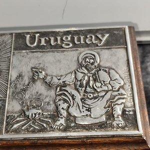 Caja de Madera con Tapa Metálica Decorada "Uruguay" y Monedas - imagen 5