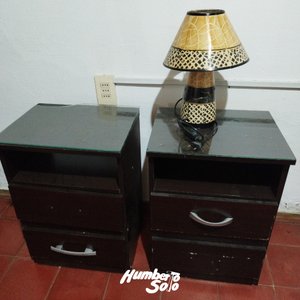 Lote siguiente: Dos mesitas de luz MDF y una lámpara. 