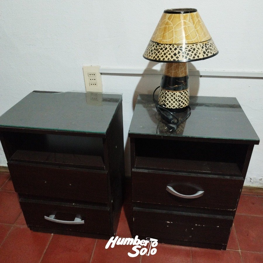 Dos mesitas de luz MDF y una lámpara.