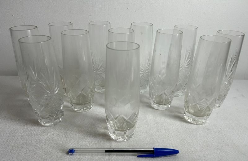 Juego de 12 Vasos Altos de Vidrio Tallado
