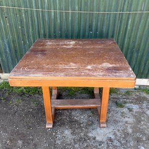 Lote siguiente: Mesa de madera rústica