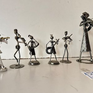 Lote anterior: 9 Adornos de Metal Pulido de Orquesta Sinfónica