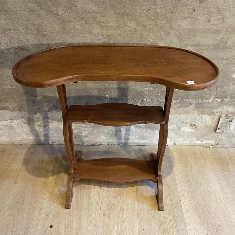 Lote siguiente: Mesita riñon en cedro con estantes - Medidas: 66x27x60cm