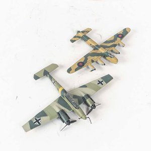 Lote siguiente: Dos Aviones de Metal a Escala para Colección