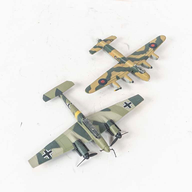 Dos Aviones de Metal a Escala para Colección