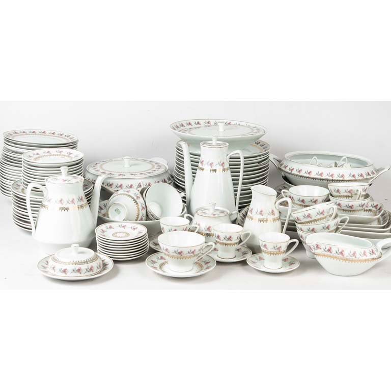 115 Piezas de porcelana brasilera Schmidt. Diseño flores, guarda dorada Medidas: 9.5x6 cm