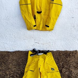 Lote anterior: Conjunto Impermeable Wetskins Comfort Zone: Chaqueta con Capucha y Pantalón Jardinero Amarillo