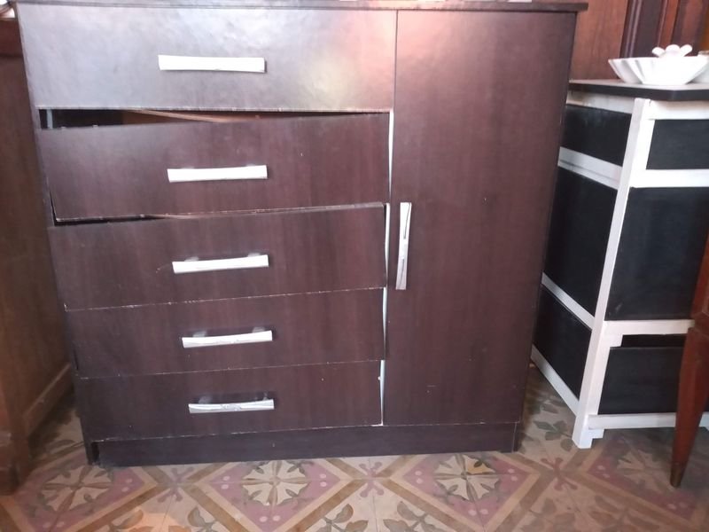 Lote anterior: Mueble cajonera de madera