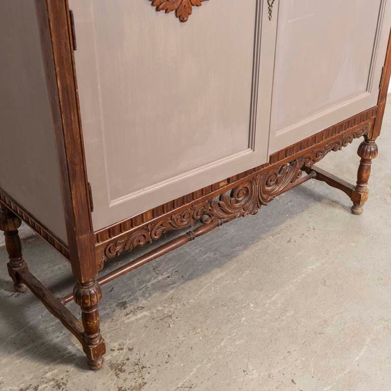 Bargueño estilo Tudor tallado con detalles en madera - imagen 2