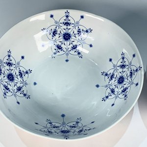 Dos Ensaladeras de Losa Blanca con Flores Azules - Industria Uruguaya - imagen 3