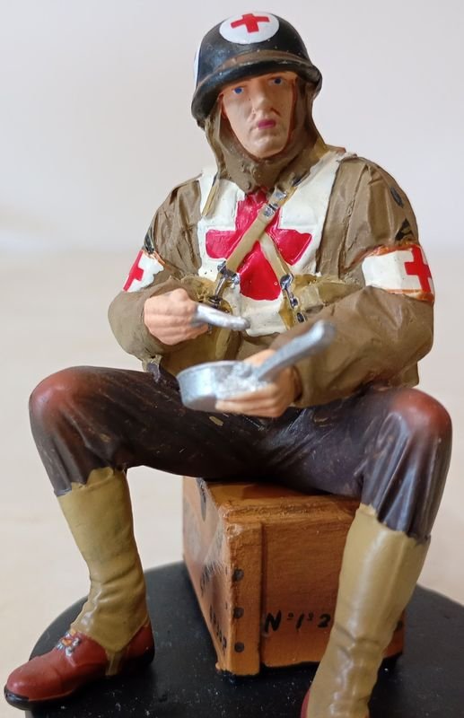 Figura de soldado Norteamericano de la Cruz Roja durante la invasión a Normandia - imagen 3