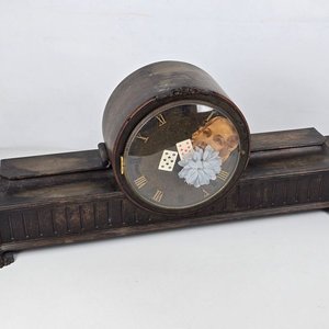 Par de Objetos Intervenidos por Doris Ryffel-Rawak: Candelabro y Reloj de Mesa con Folletos - imagen 5