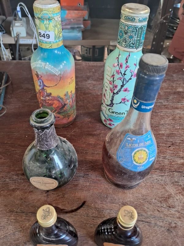 Lote siguiente: Colección de botellas de vidrio decorativas