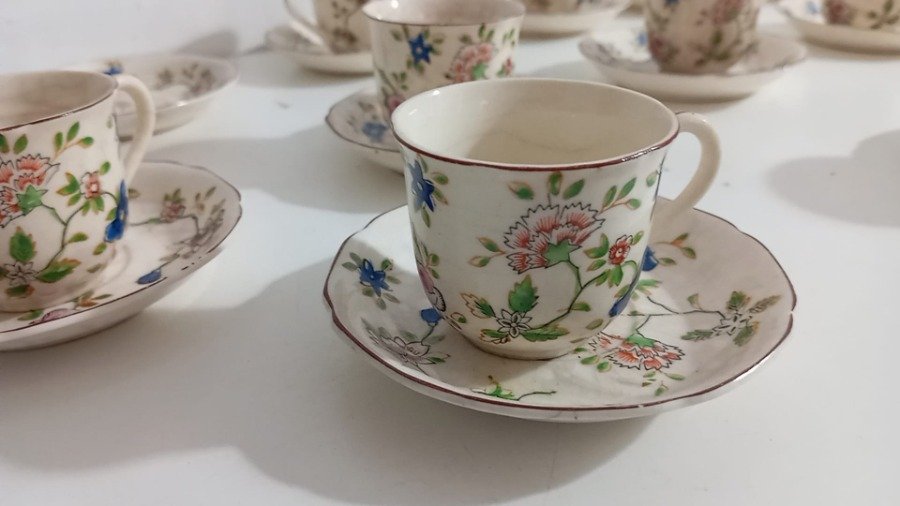 Porcelana japonesa decorada con patrones florales - imagen 3