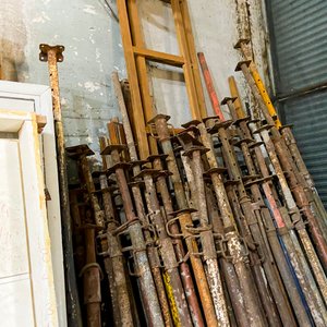 Treinta Puntales Telescópicos de Construcción con Detalles y Faltantes - imagen 3