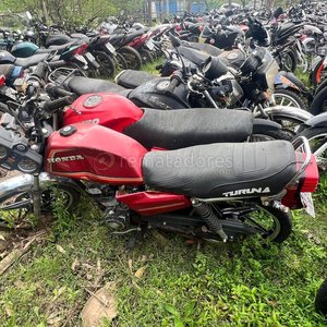 Lote anterior: Motocicleta Honda Roja con Detalles