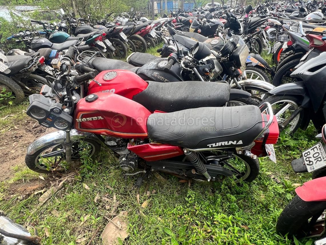 Motocicleta Honda Roja con Detalles