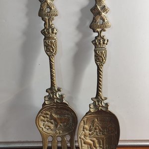 Par de Piezas Decorativas de Bronce Macizo: Tenedor y Cuchara con Escenas Holandesas - imagen 6