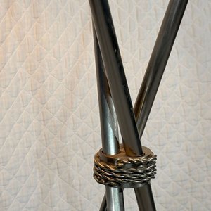 Lámpara de Pie Moderna con Patas Cruzadas y Pantalla Grande - imagen 4
