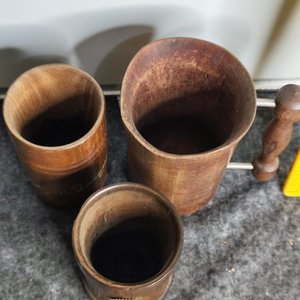Jarra y Dos Vasos de Madera Artesanales - imagen 5
