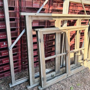 Lote #041 – Tres ventanas en madera con detalles – 230×150 – 190×120 – 135x100cm - imagen 3