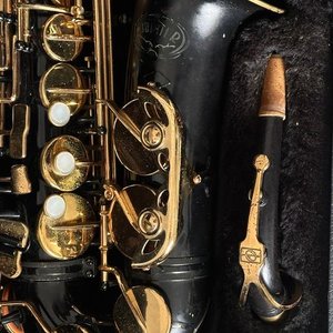 Lote anterior: Saxofón Alto Jupiter Negro con Estuche