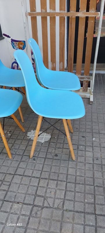 Sillas azules de madera en buen estado - imagen 3