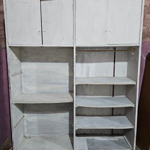 Lote siguiente: Placard de madera sin puertas abajo