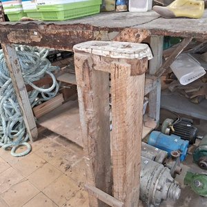 Mesa y Taburete de Trabajo Rústico en Madera - imagen 3