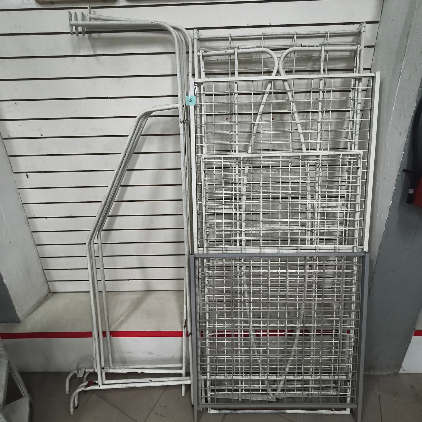 Conjunto de Marcos, Rejillas y Soportes Metálicos para Exhibidores