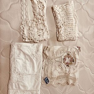 Lote anterior: 2 Manteles y 2 Caminos de Mesa Bordados Blancos y con Cinta