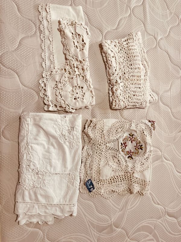 2 Manteles y 2 Caminos de Mesa Bordados Blancos y con Cinta
