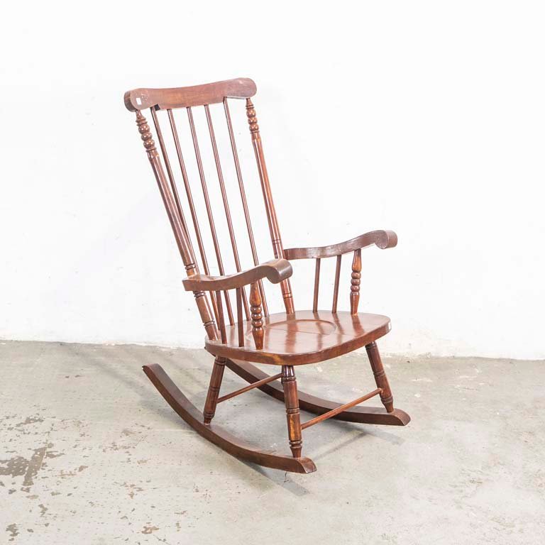 Lote siguiente: Silla de Madera Windsor con Detalles Decorativos