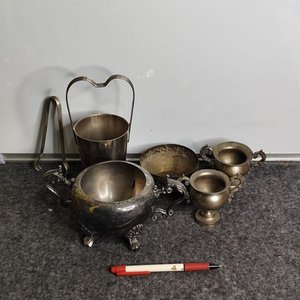 Lote anterior: Lote de Azucarero Pesado con Asas y Patas Labradas, Cubo para Hielo y Pinzas, Metal