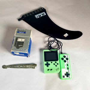 Lote de 4 piezas: Flash Starblitz, consola de videojuegos portátil, vaina de cuchillo antigua y quilla de tabla de surf - imagen 1
